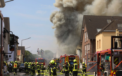 Rauch und Flammen schlagen aus dem Motorradladen in Sankt Augustin. - Foto: Ralf Klodt/dpa