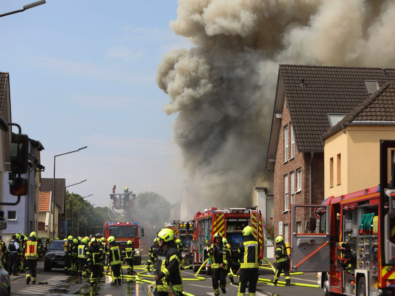Rauch und Flammen schlagen aus dem Motorradladen in Sankt Augustin. - Foto: Ralf Klodt/dpa