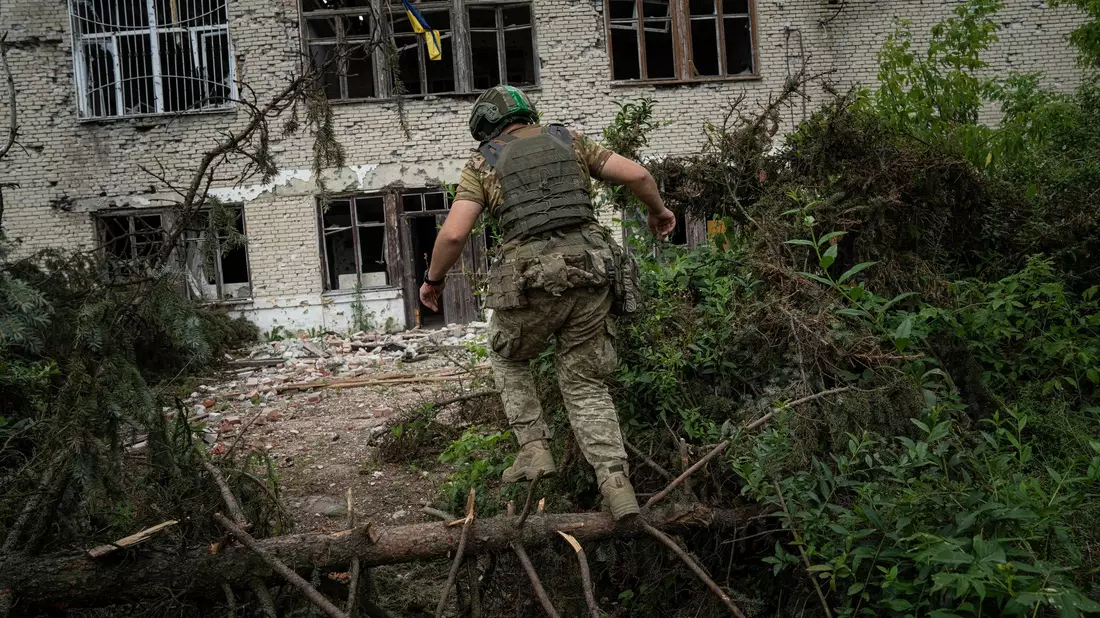 Ein ukrainischer Soldat läuft zu seiner Position in dem kürzlich zurückeroberten Ort Blahodatne im Gebiet Donezk. - Bild: Evgeniy Maloletka/AP/dpa