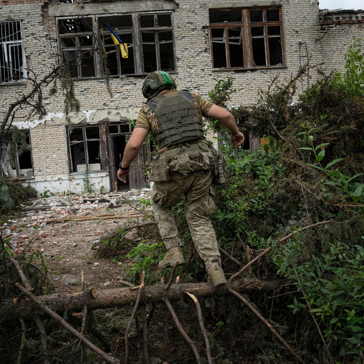 Ein ukrainischer Soldat läuft zu seiner Position in dem kürzlich zurückeroberten Ort Blahodatne im Gebiet Donezk. - Foto: Evgeniy Maloletka/AP/dpa