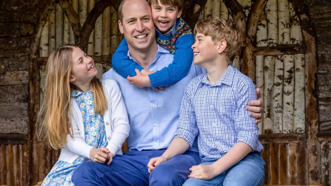 Der britische Thronfolger Prinz William mit seinen Kindern Prinzessin Charlotte (l-r), Prinz Louis und Prinz George. - Bild: Millie Pilkington/Kensington Palace/PA Media/dpa