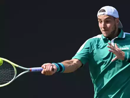 Alexander Zverev freut sich über den Finaleinzug in Stuttgart. - Foto: Marijan Murat/dpa