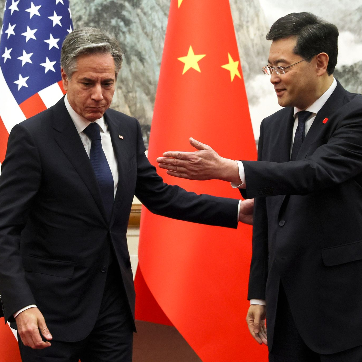 US-Außenminister Antony Blinken (l) wird vom chinesischen Außenminister Qin Gang empfangen. - Foto: Leah Millis/Reuters Pool via AP/dpa