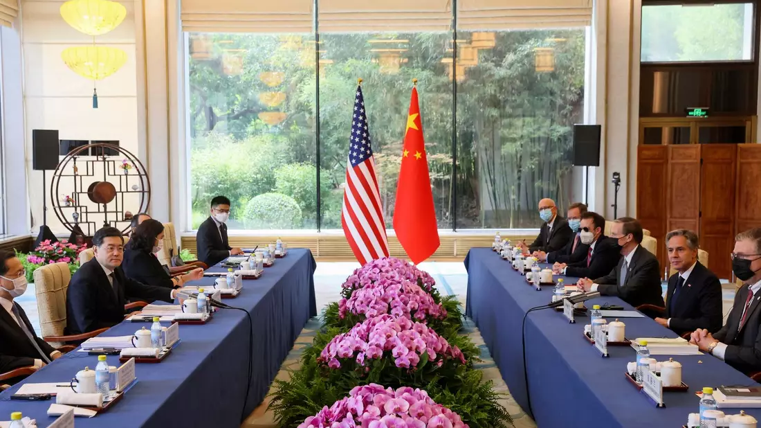 US-Außenminister Antony Blinken (r) und sein chinesischer Amtskollege Qin Gang (l) sitzen sich mit ihren Delegationen im Pekinger Staatsgästehaus Diaoyutai gegenüber. - Bild: Leah Millis/Reuters Pool via AP/dpa