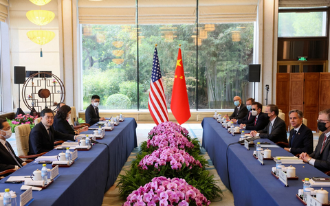 US-Außenminister Antony Blinken (r) und sein chinesischer Amtskollege Qin Gang (l) sitzen sich mit ihren Delegationen im Pekinger Staatsgästehaus Diaoyutai gegenüber. - Foto: Leah Millis/Reuters Pool via AP/dpa