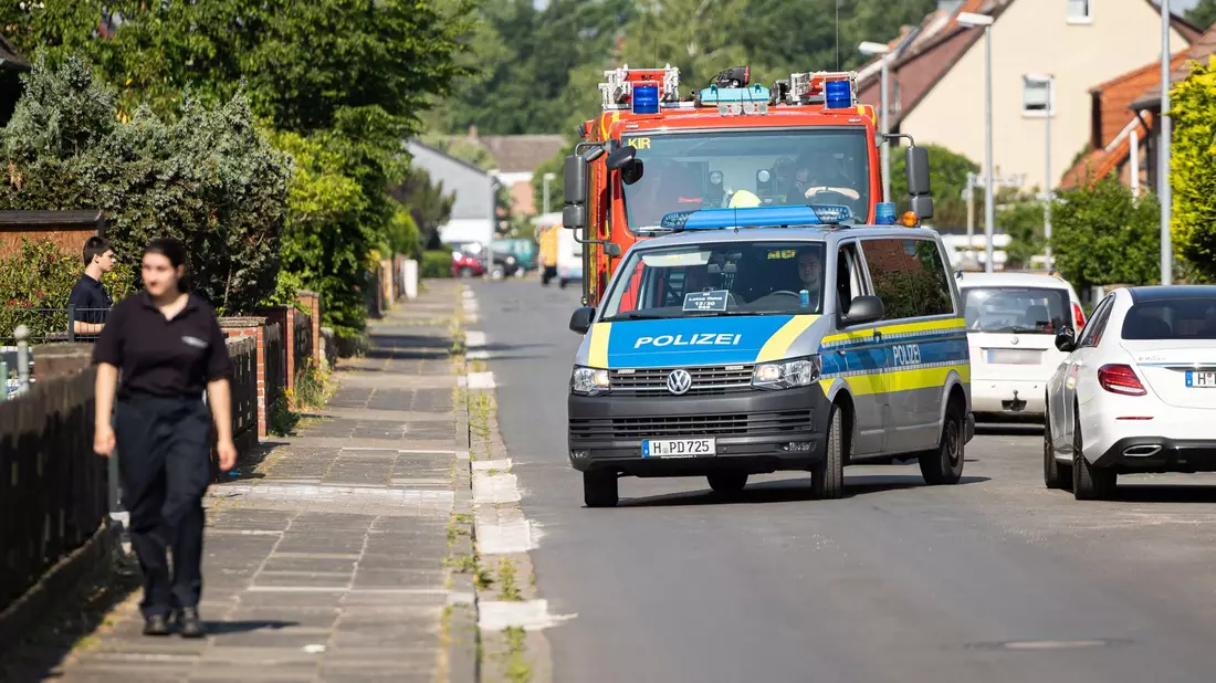 Einsatzkräfte von Feuerwehr und Polizei kontrollieren das Evakuierungsgebiet in Hannover. Die Zehn-Zentner-Fliegerbombe aus dem Zweiten Weltkrieg ist gesprengt worden. - Bild: Michael Matthey/dpa