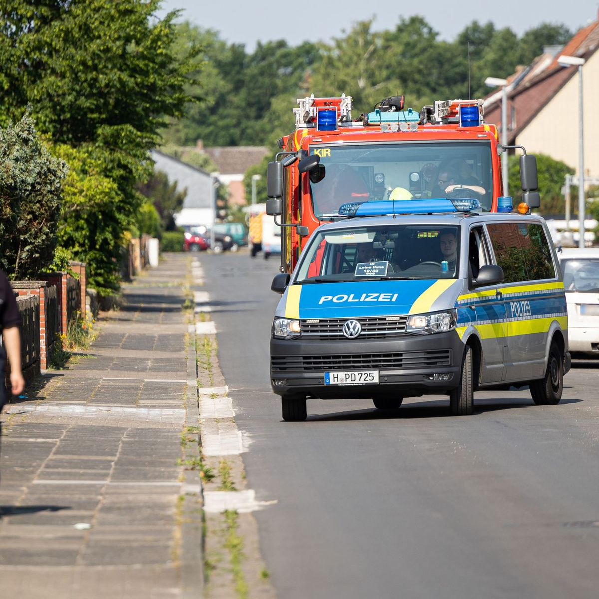 Einsatzkräfte von Feuerwehr und Polizei kontrollieren das Evakuierungsgebiet in Hannover. Die Zehn-Zentner-Fliegerbombe aus dem Zweiten Weltkrieg ist gesprengt worden. - Foto: Michael Matthey/dpa