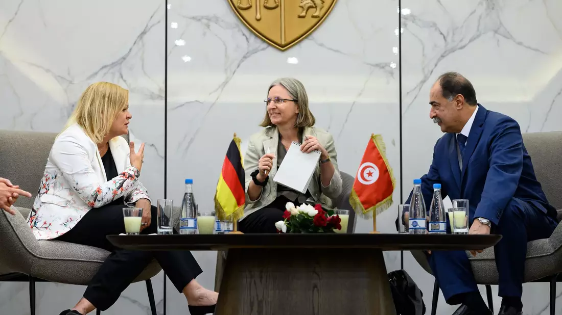 Bundesinnenminister Nancy Faeser (l) spricht in Tunis mit ihrem tunesischen Amtskollegen Kamel Fekih. - Bild: Bernd von Jutrczenka/dpa