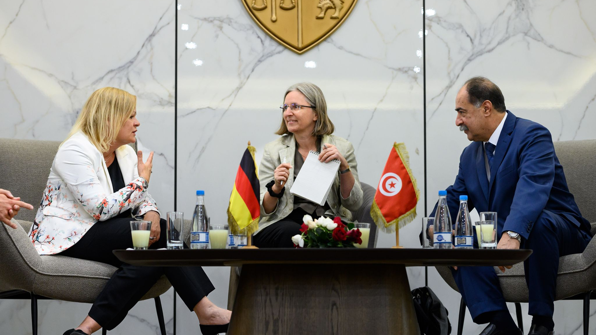 Bundesinnenminister Nancy Faeser (l) spricht in Tunis mit ihrem tunesischen Amtskollegen Kamel Fekih. - Foto: Bernd von Jutrczenka/dpa