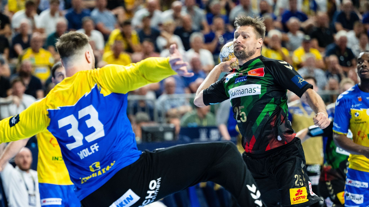 Magdeburgs Marko Bezjak (r) hat mit dem SCM die Champions League gewonnen. - Foto: Marius Becker/dpa
