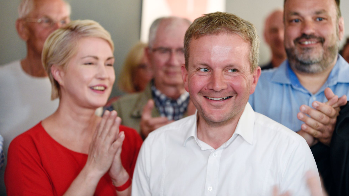 Rico Badenschier freut sich mit Mecklenburg-Vorpommerns Ministerpräsidentin Manuela Schwesig (l) über seinen Sieg bei der Oberbürgermeister-Wahl in Schwerin. - Foto: Frank Hormann/dpa