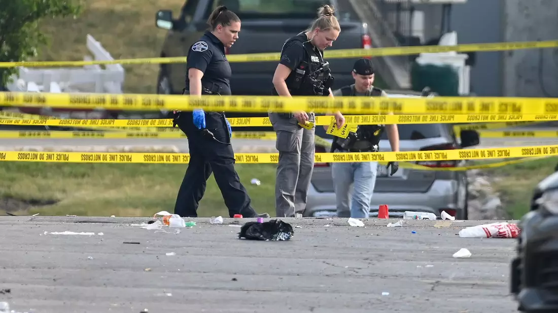 Polizistinnen arbeiten am Tatort in der Nähe eines Einkaufszentrums in Willowbrook. - Bild: Matt Marton/AP/dpa