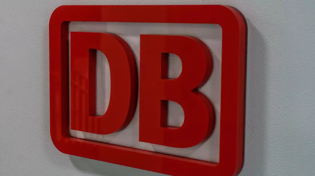Die EVG hat in der Tarifrunde mit Warnstreiks bislang zweimal den Bahnverkehr weitgehend lahmgelegt. - Bild: Andreas Arnold/dpa