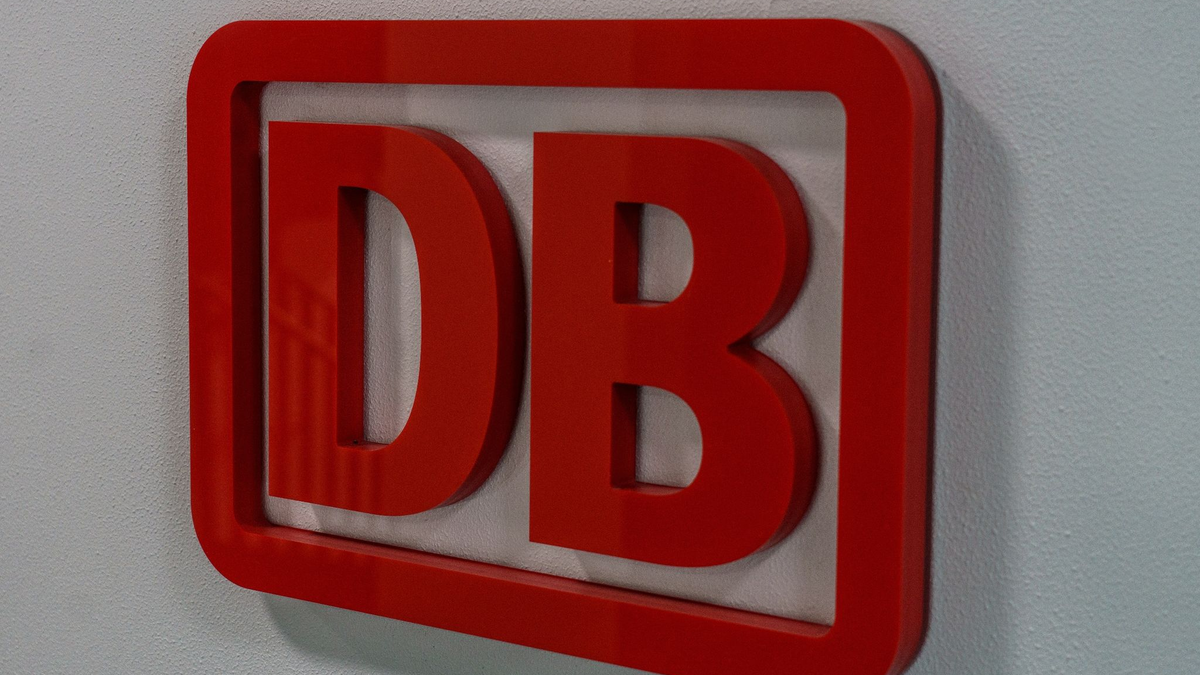 Die EVG hat in der Tarifrunde mit Warnstreiks bislang zweimal den Bahnverkehr weitgehend lahmgelegt. - Foto: Andreas Arnold/dpa