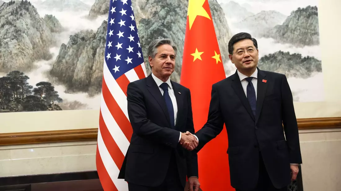 US-Außenminister Antony Blinken (l) trifft den chinesischen Außenminister Qin Gang in Peking. - Bild: Leah Millis/Reuters Pool via AP/dpa
