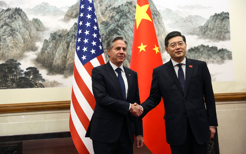 US-Außenminister Antony Blinken (l) trifft den chinesischen Außenminister Qin Gang in Peking. - Foto: Leah Millis/Reuters Pool via AP/dpa