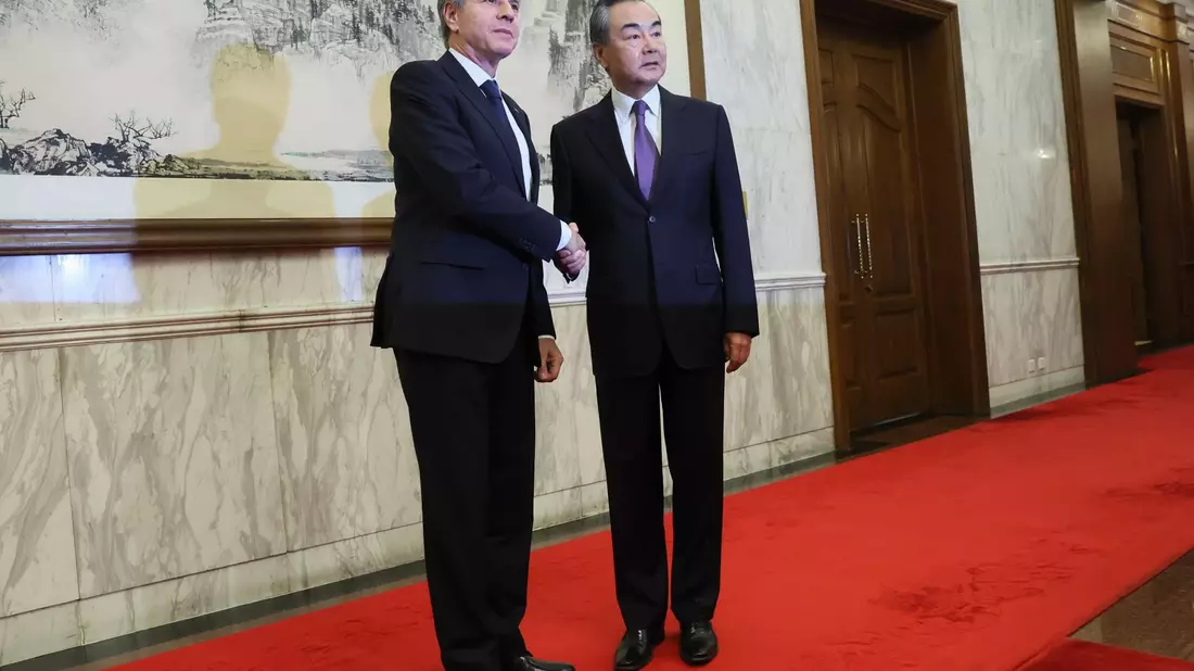 Chinas oberster Außenpolitiker Wang Yi (r) begrüßt US-Außenminister Antony Blinken in Peking. - Bild: Leah Millis/Reuters Pool/AP/dpa