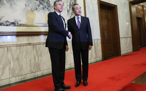 Chinas oberster Außenpolitiker Wang Yi (r) begrüßt US-Außenminister Antony Blinken in Peking. - Foto: Leah Millis/Reuters Pool/AP/dpa