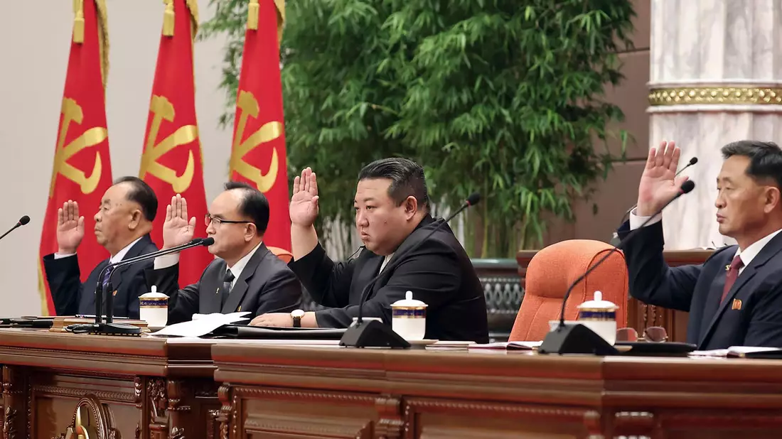 Dieses von der nordkoreanischen Regierung zur Verfügung gestelltes Foto zeigt Nordkoreas Machthaber Kim Jong Un (M) bei einer Plenarsitzung des Zentralkomitees in Pjöngjang. Der Inhalt kann nicht unabhängig überprüft werden. - Bild: Uncredited/KCNA via KNS/AP/dpa