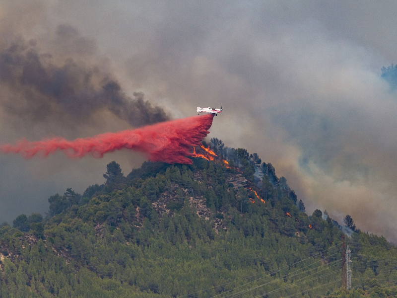 Vor allem das Ende der rund zweiwöchigen Hitzewelle in Spanien mit Höchsttemperaturen von mehr als 40 Grad kam den Brandbekämpfern zugute. - Foto: Lorena Sopêna/EUROPA PRESS/dpa
