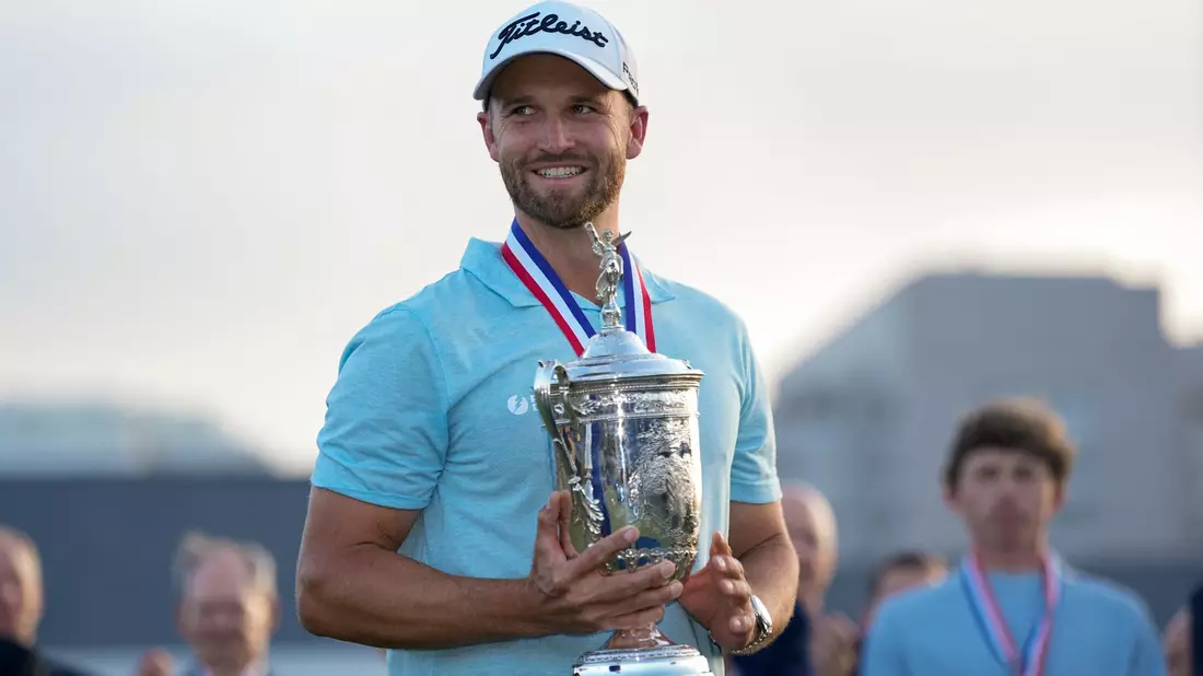 Wyndham Clark mit der US-Open-Trophäe. - Bild: George Walker IV/AP