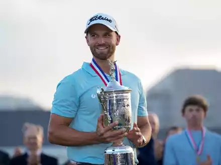 Wyndham Clark mit der US-Open-Trophäe. - Foto: George Walker IV/AP