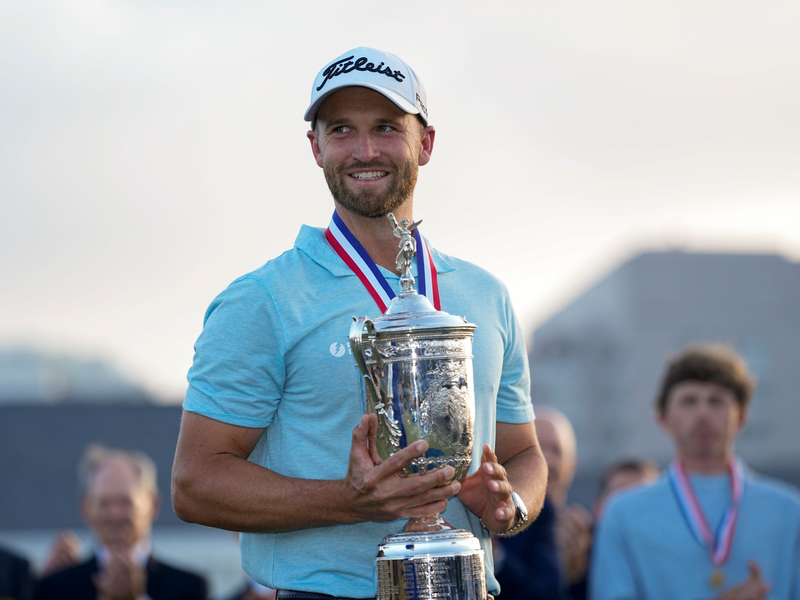 Wyndham Clark mit der US-Open-Trophäe. - Foto: George Walker IV/AP