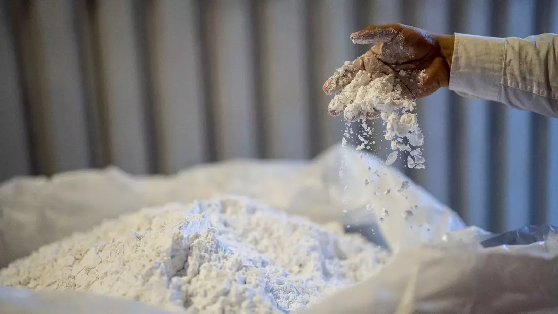 Ein Arbeiter rührt Lithium mit der Hand in einer Verarbeitungsanlage in Antofagasta in Chile. - Bild: Rodrigo Abd/AP/dpa