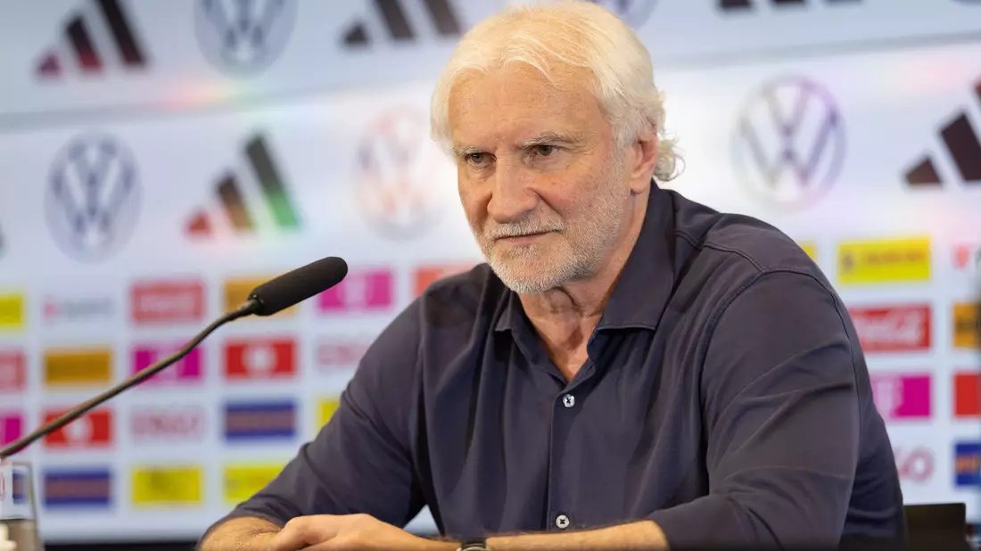 Sportdirektor Rudi Völler beantwortet bei einer Pressekonferenz die Fragen der Journalisten. - Bild: Jürgen Kessler/dpa