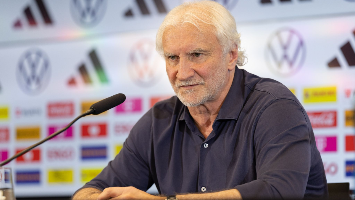 Sportdirektor Rudi Völler beantwortet bei einer Pressekonferenz die Fragen der Journalisten. - Foto: Jürgen Kessler/dpa