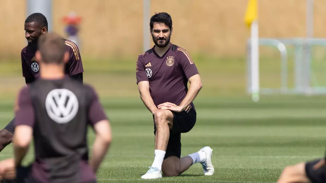 DFB-Kapitän Ilkay Gündogan (vorne) steht vor einem für ihn sehr emotionalen Länderspiel. - Bild: Jürgen Kessler/dpa
