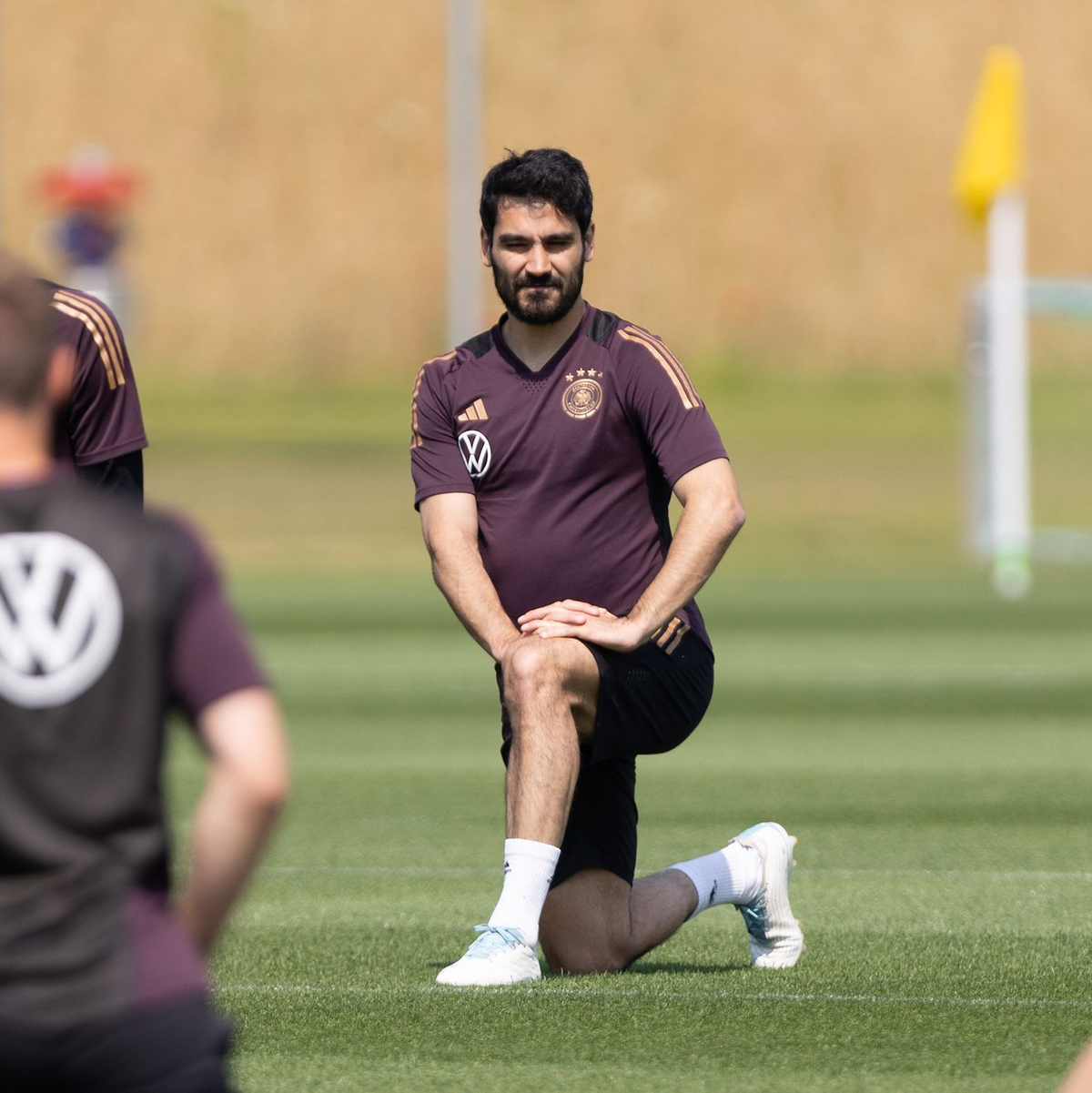 DFB-Kapitän Ilkay Gündogan (vorne) steht vor einem für ihn sehr emotionalen Länderspiel. - Foto: Jürgen Kessler/dpa