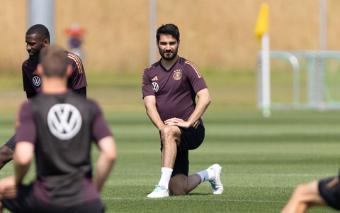 DFB-Kapitän Ilkay Gündogan (vorne) steht vor einem für ihn sehr emotionalen Länderspiel. - Foto: Jürgen Kessler/dpa