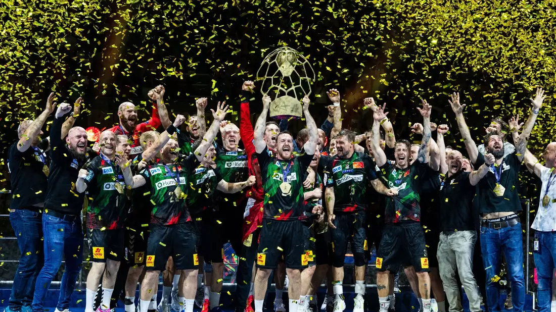 Die Spieler des SC Magdeburg feiern den Champions-League-Sieg. - Bild: Marius Becker/dpa