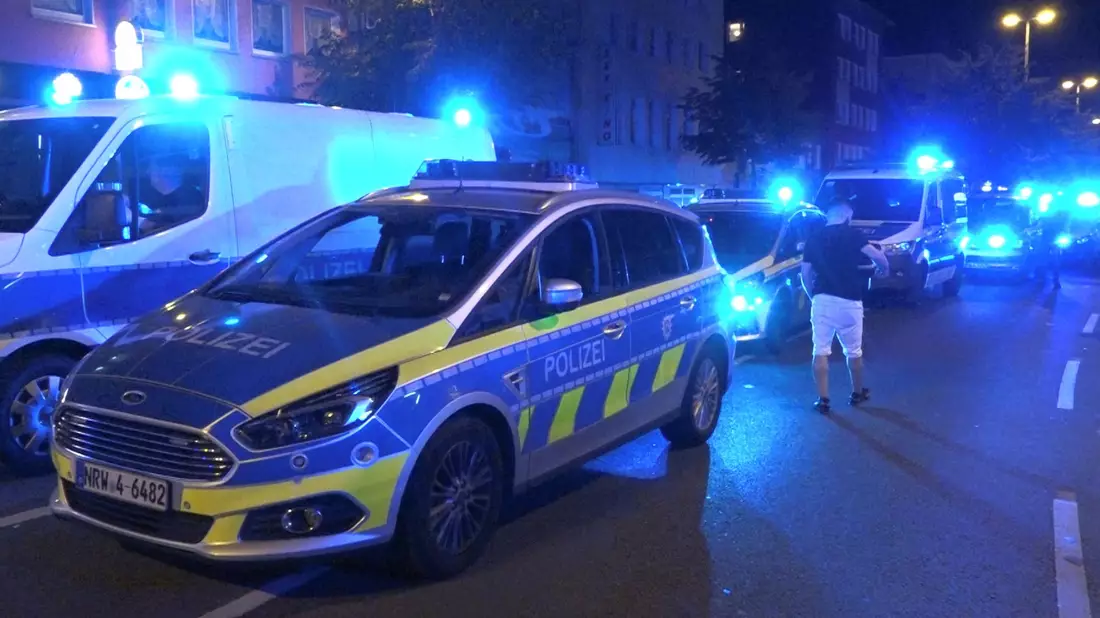 Die Polizei war in den vergangenen Tagen in Essen mit starken Kräften eingeschritten, um Massenschlägereien zu unterbinden. - Bild: Markus Gayk/dpa