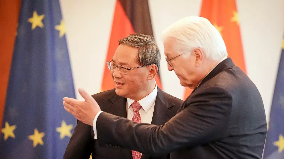 Bundespräsident Frank-Walter Steinmeier (r) empfängt den chinesischen Ministerpräsidenten Li Qiang im Schloss Bellevue. - Bild: Kay Nietfeld/dpa