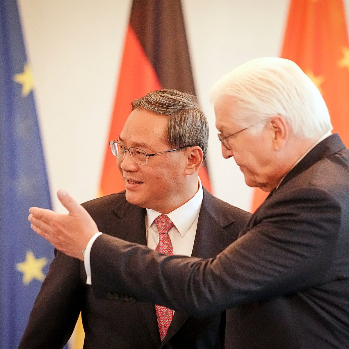 Bundespräsident Frank-Walter Steinmeier (r) empfängt den chinesischen Ministerpräsidenten Li Qiang im Schloss Bellevue. - Foto: Kay Nietfeld/dpa