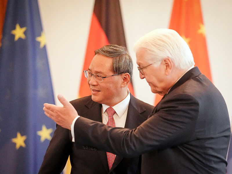 Bundespräsident Frank-Walter Steinmeier (r) empfängt den chinesischen Ministerpräsidenten Li Qiang im Schloss Bellevue. - Foto: Kay Nietfeld/dpa
