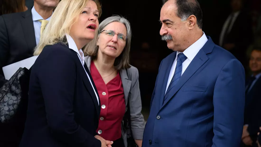 Nancy Faeser (l, SPD), Bundesministerin für Inneres und Heimat von Deutschland, und Kamel Fekih, Innenminister von Tunesien, treffen sich zu einer Arbeitssitzung im tunesischen Innenministerium. - Bild: Bernd von Jutrczenka/dpa