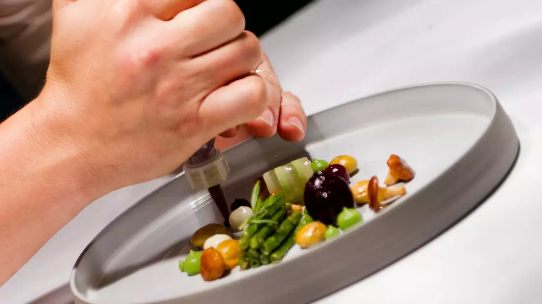 Der Restaurantführer «Gault Millau» präsentiert seine Auszeichnungen in München. - Bild: Daniel Bockwoldt/dpa