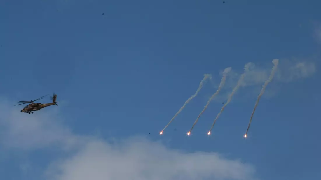 IR-Täuschkörper werden eingesetzt während einer groß angelegten israelischen Militäroperation. - Bild: Ayman Nobani/dpa