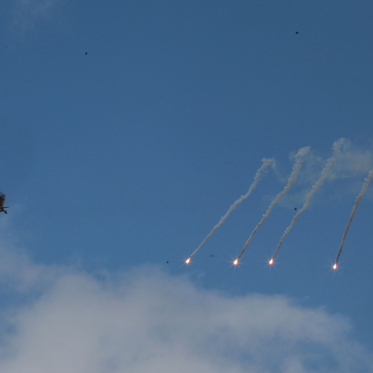IR-Täuschkörper werden eingesetzt während einer groß angelegten israelischen Militäroperation. - Foto: Ayman Nobani/dpa