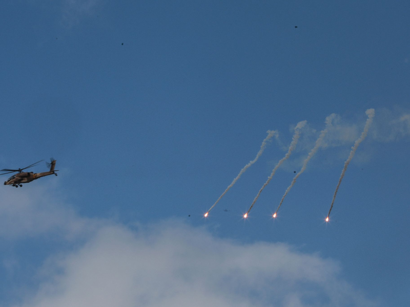 IR-Täuschkörper werden eingesetzt während einer groß angelegten israelischen Militäroperation. - Foto: Ayman Nobani/dpa