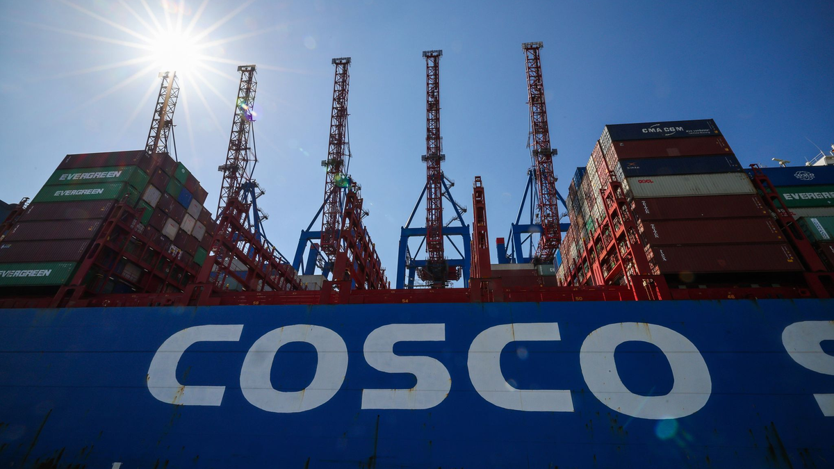 Der umstrittene Einstieg des chinesischen Staatskonzerns Cosco bei einem Hamburger Container-Terminal ist unter Dach und Fach. - Foto: Christian Charisius/dpa
