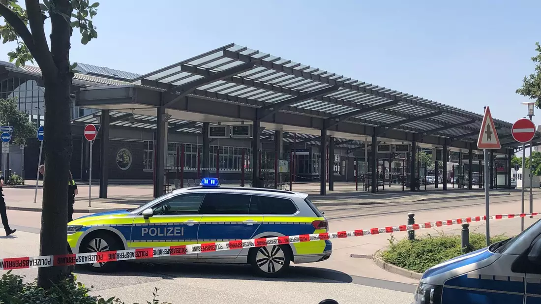 Blick auf den Peiner Bahnhof nach der Attacke. - Bild: Thomas Kröger/Peiner Allgemeine Zeitung/dpa