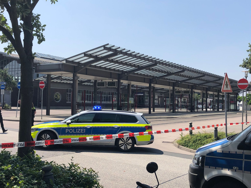 Blick auf den Peiner Bahnhof nach der Attacke. - Foto: Thomas Kröger/Peiner Allgemeine Zeitung/dpa