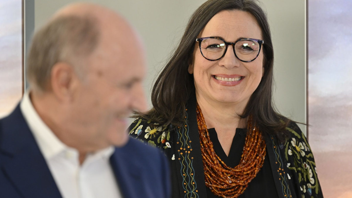 Die designierte finnische Intendantin Lilli Paasikivi (r.) und Hans-Peter Metzler, Festspielpräsident. - Foto: Gian Ehrenzeller/KEYSTONE/dpa