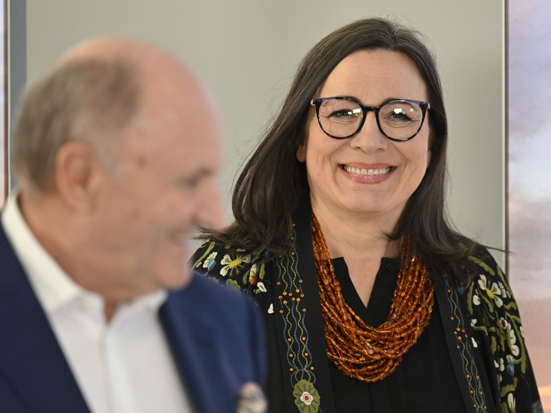 Die designierte finnische Intendantin Lilli Paasikivi (r.) und Hans-Peter Metzler, Festspielpräsident. - Foto: Gian Ehrenzeller/KEYSTONE/dpa