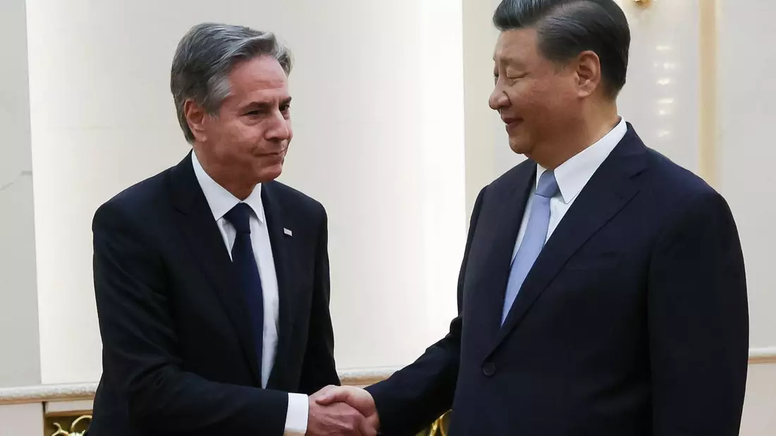 Chinas Staats- und Parteichef Xi Jinping begrüßt US-Außenminister Antony Blinken. - Bild: Leah Millis/Pool REUTERS/AP/dpa