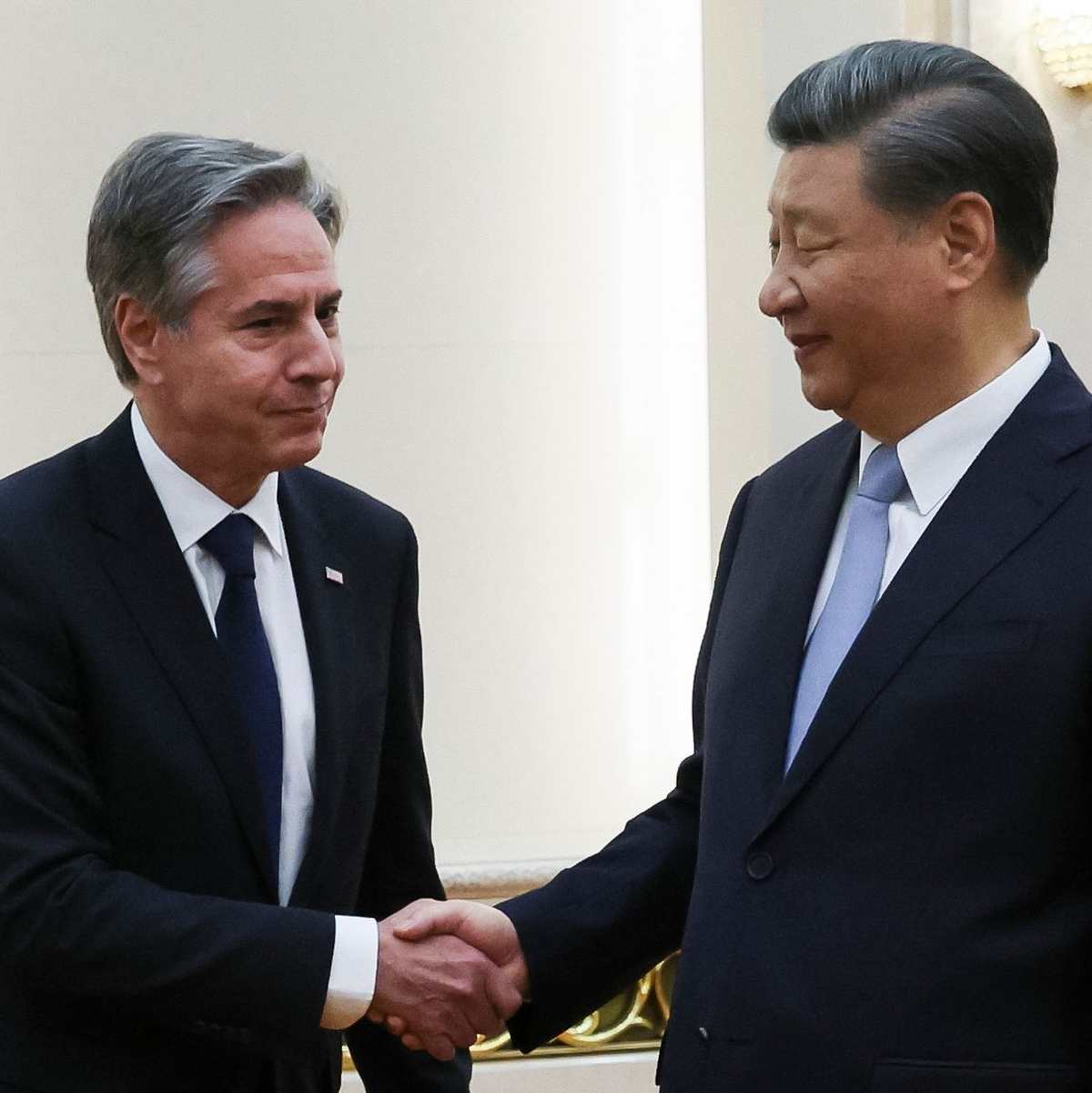 Chinas Staats- und Parteichef Xi Jinping begrüßt US-Außenminister Antony Blinken. - Foto: Leah Millis/Pool REUTERS/AP/dpa